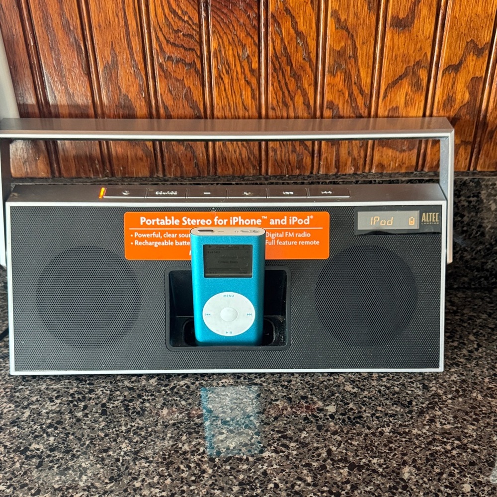 Apple IPod 4GB Teal With Altec Portable Speaker Dock  *read description*